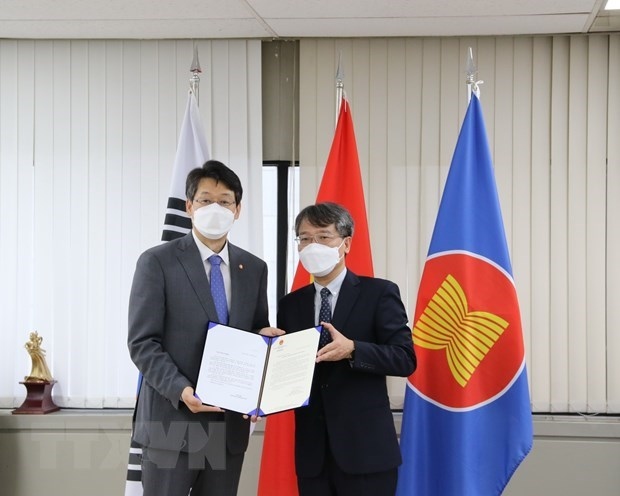 Vietnamese Ambassador to the RoK Nguyen Vu Tung (R) and Jeon Jin Pyo, deputy mayor of Chuncheon city at the event