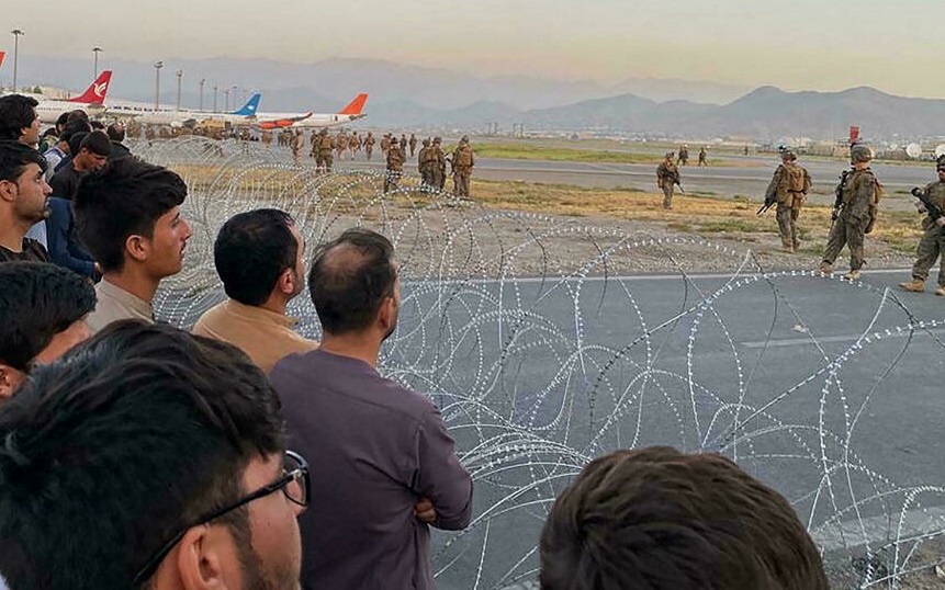 Người dân Afghanistan có mặt tại sân bay Kabul để mong di tản hồi tháng 8/2021. Ảnh: AFP.