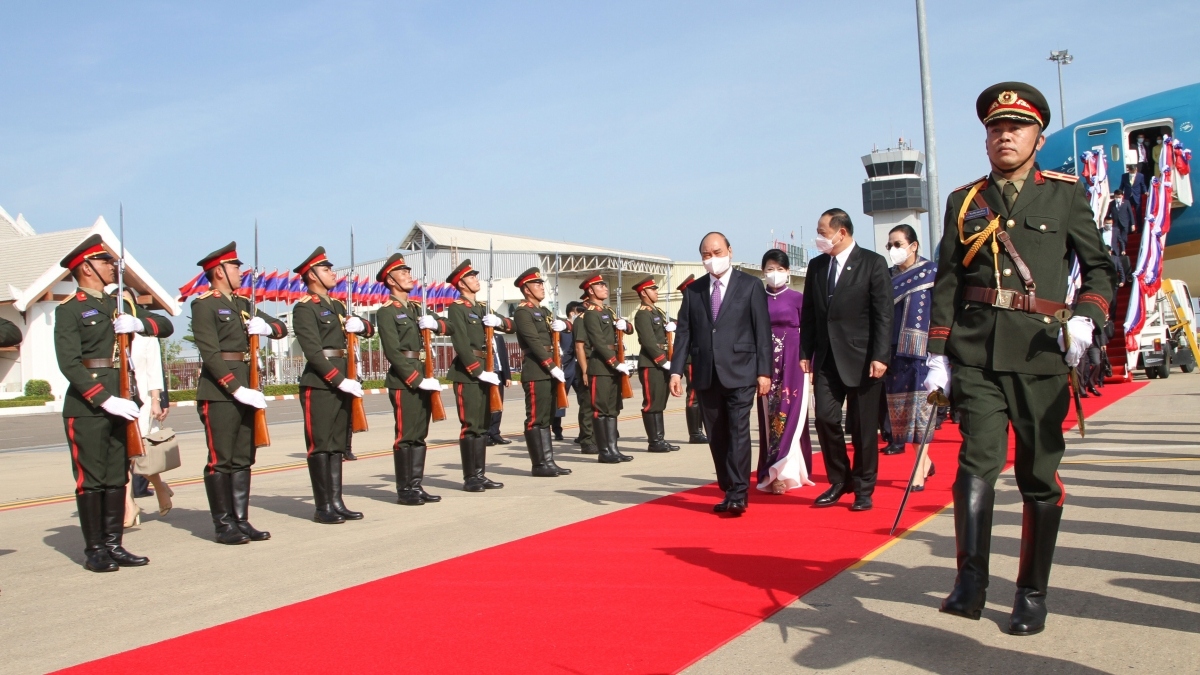 president phuc begins official friendship visit to laos picture 1