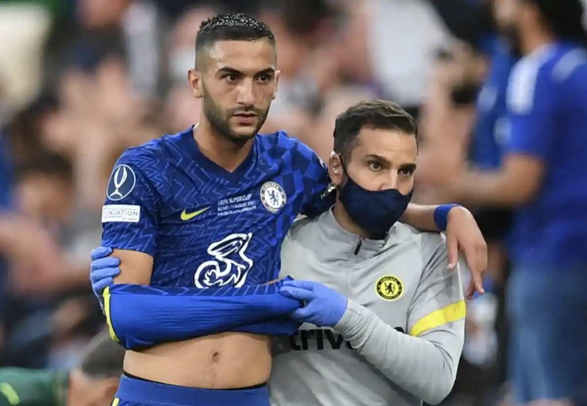 Chấn thương tay đã khiến Ziyech phải sớm rời sân ở cuối hiệp một. (Ảnh: Getty).
