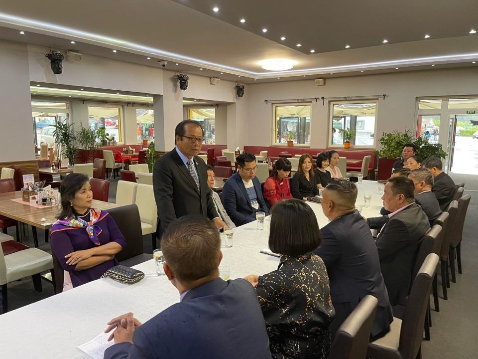 Đại sứ Thái Xuân Dũng làm việc với lãnh đạo TTTM Asia Dragon Bazar va các hội đoàn của cộng đồng người Việt