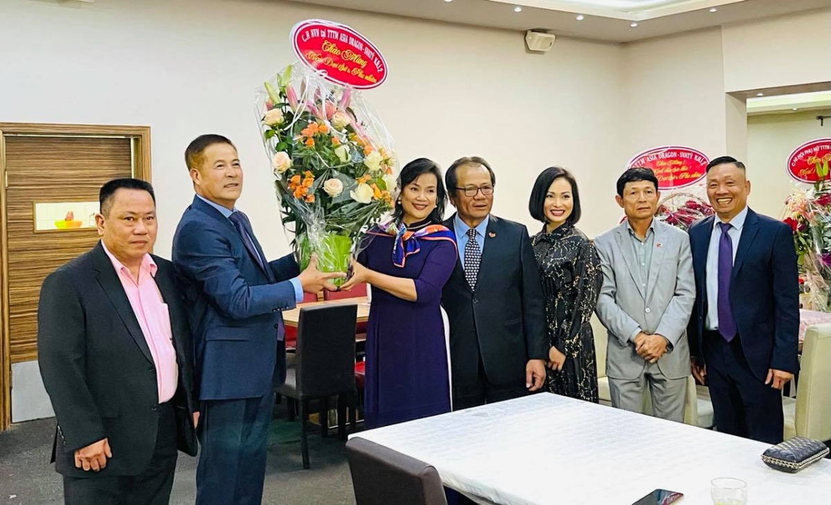 Đại diện cộng đồng người Việt tại Cheb tặng hoa Đại sứ và phu nhân