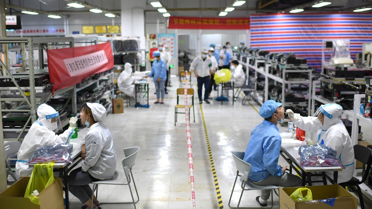 Nhân viên y tế xét nghiệm tại nhà máy Foxconn, Vũ Hán. (Ảnh: Reuters)