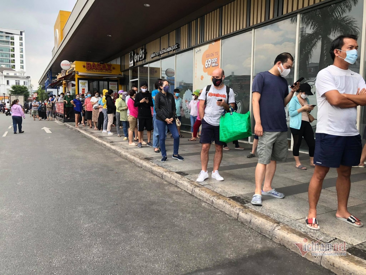 queues hit hcm city stores before tighter social distancing rules in effect picture 1