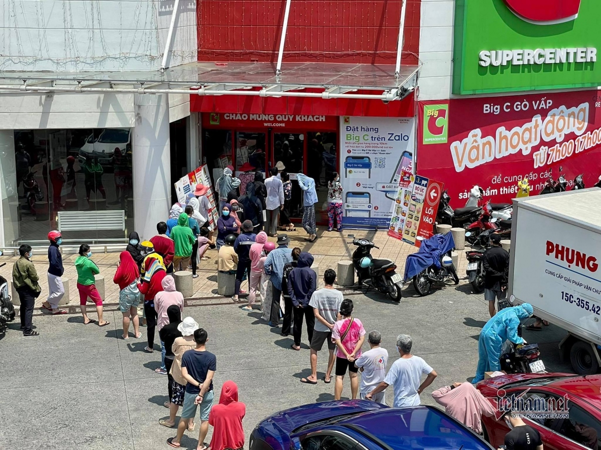 queues hit hcm city stores before tighter social distancing rules in effect picture 4