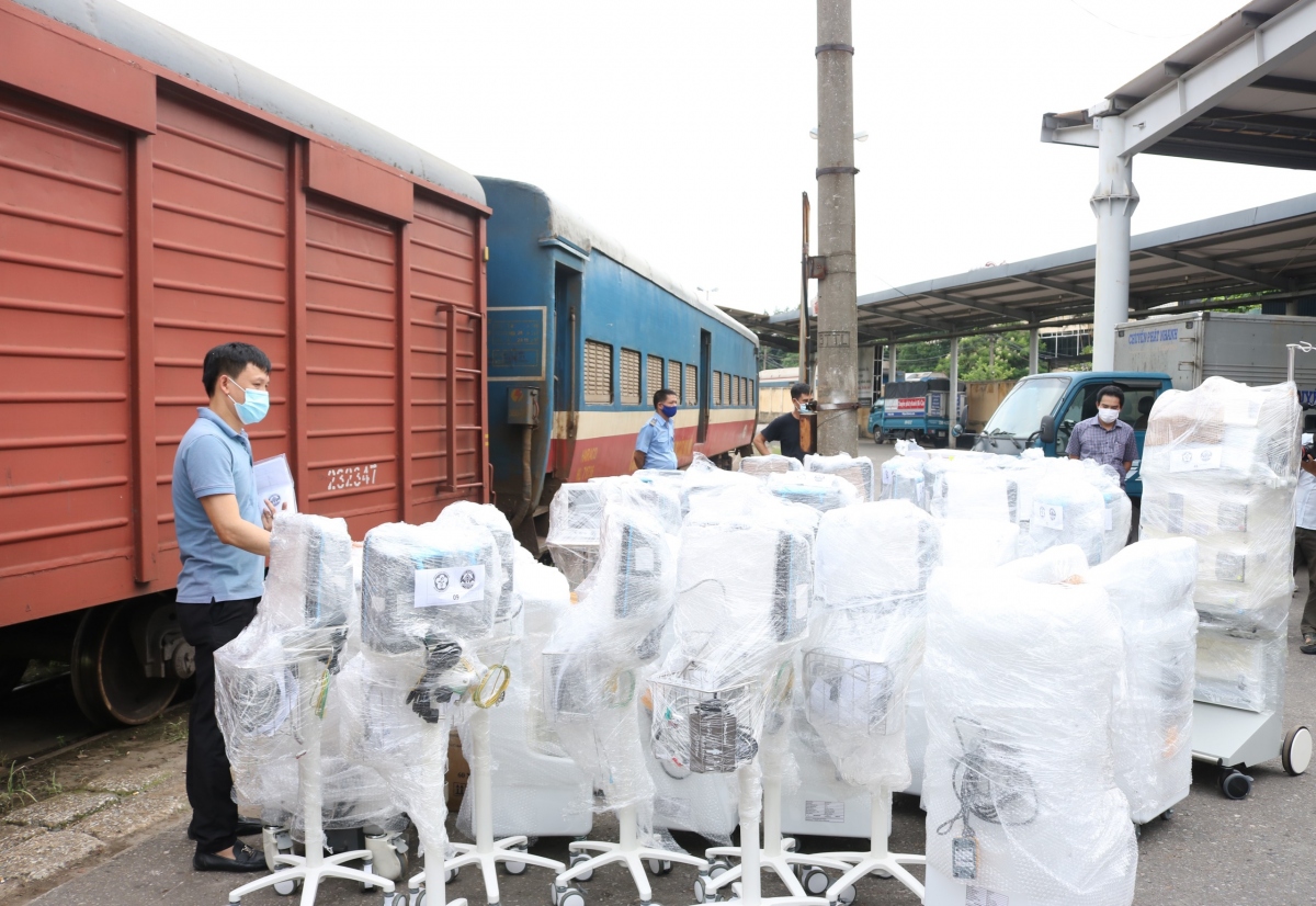 tau cho hang tram thiet bi y te tu ha noi vao tp.hcm chong dich hinh anh 2