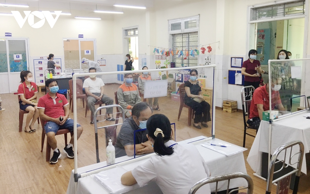 hanoi conducts second phase of mass testing targeting high-risk groups picture 1