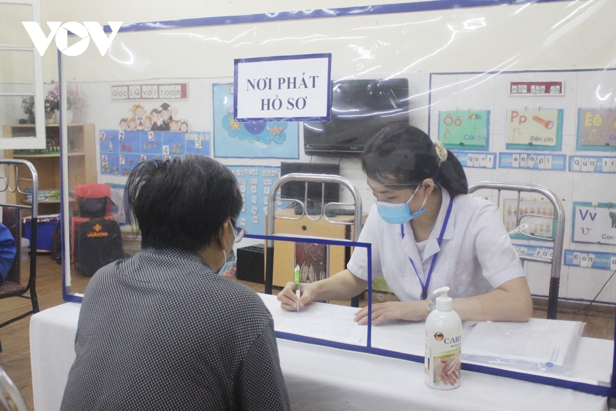 hanoi conducts second phase of mass testing targeting high-risk groups picture 5