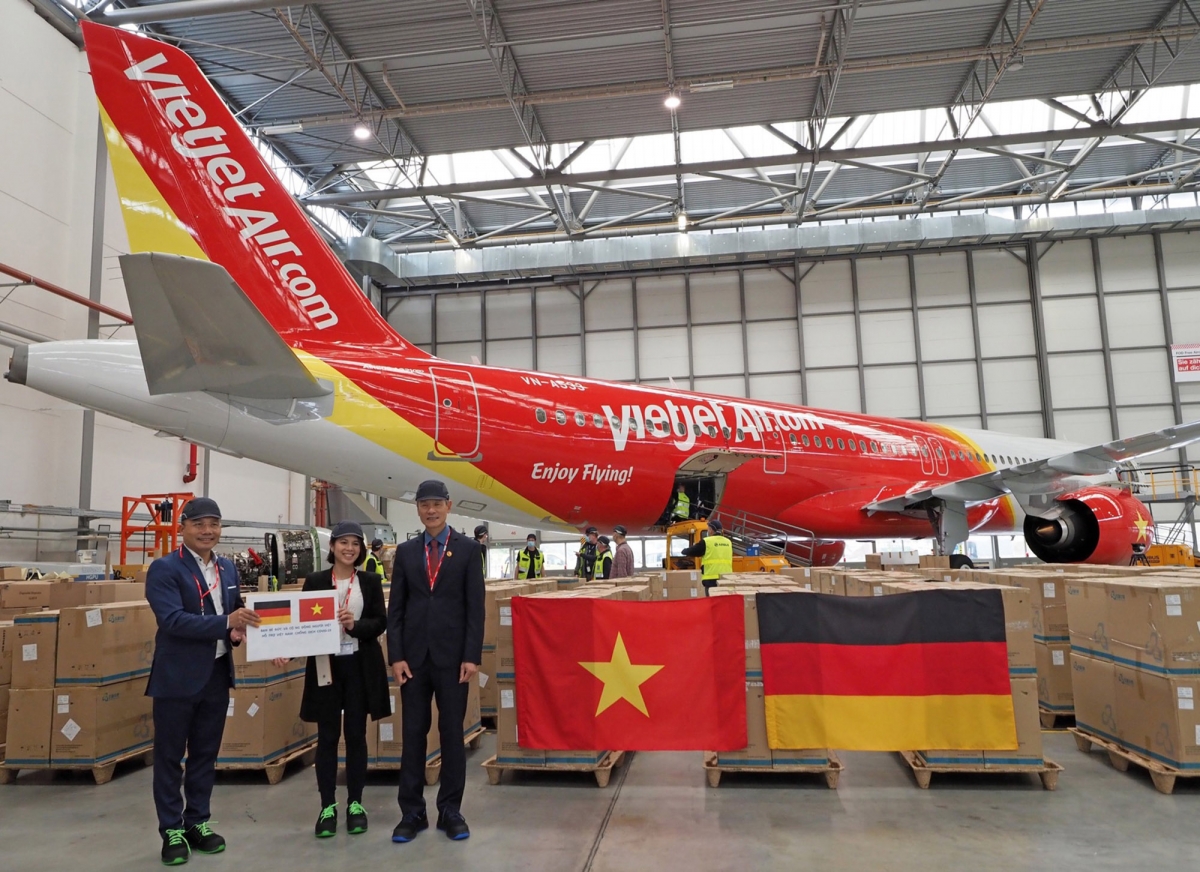 Vietjet vận chuyển thiết bị y tế viện trợ từ Đức về TP.HCM