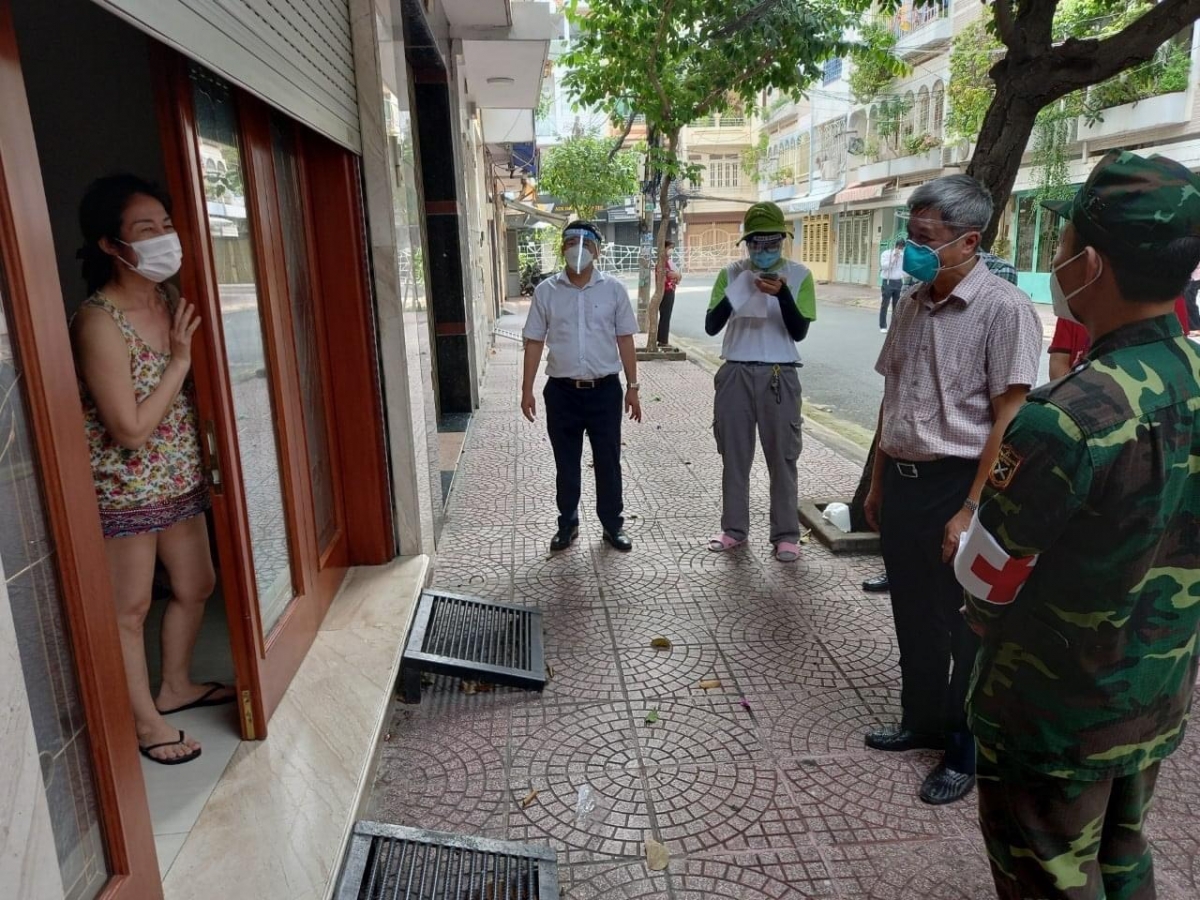 Thứ trưởng Bộ Y tế Nguyễn Trường Sơn thăm hỏi 1 gia đình có F0 (Ảnh: Hà Văn Đạo)
