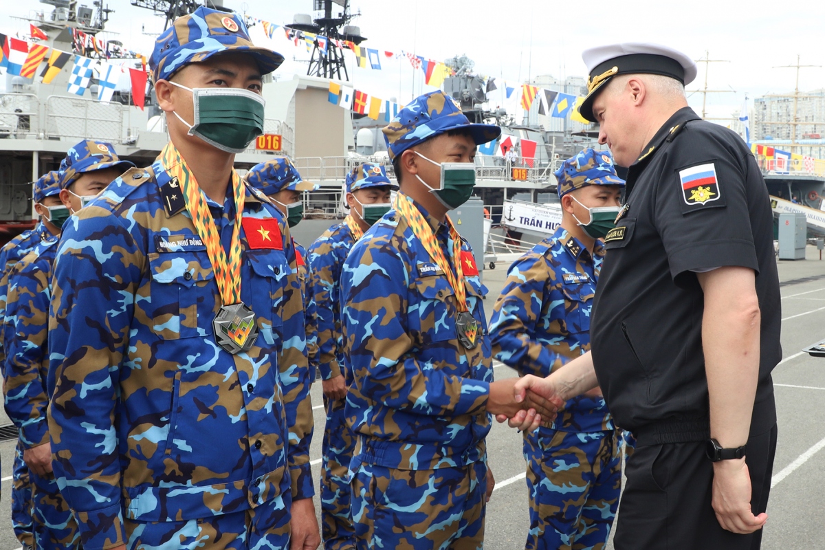 Ban Tổ chức đã trao Huy chương Bạc cho từng thành viên trong đội tuyển Hải quân Nhân dân Việt Nam.