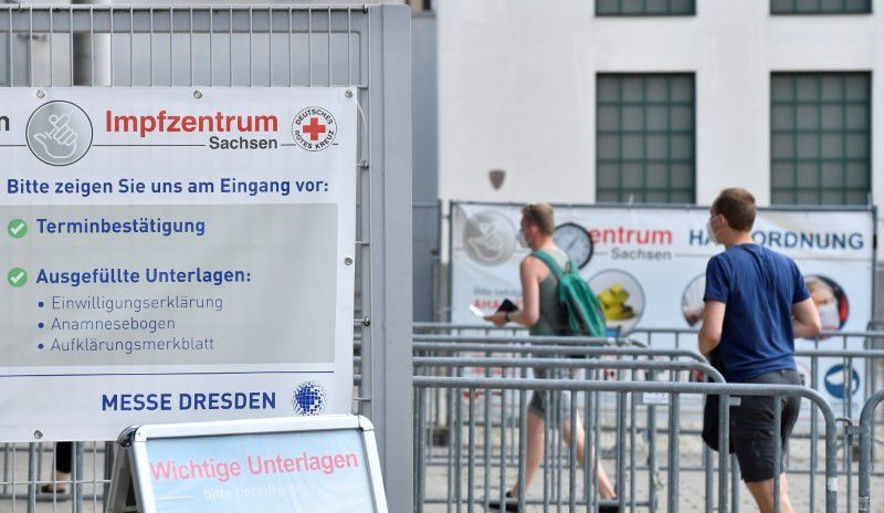 Người dân đi tiêm vaccine ngừa Covid-19 tại một trung tâm ở Dresden, Đức ngày 29/7/2021. Ảnh: Reuters