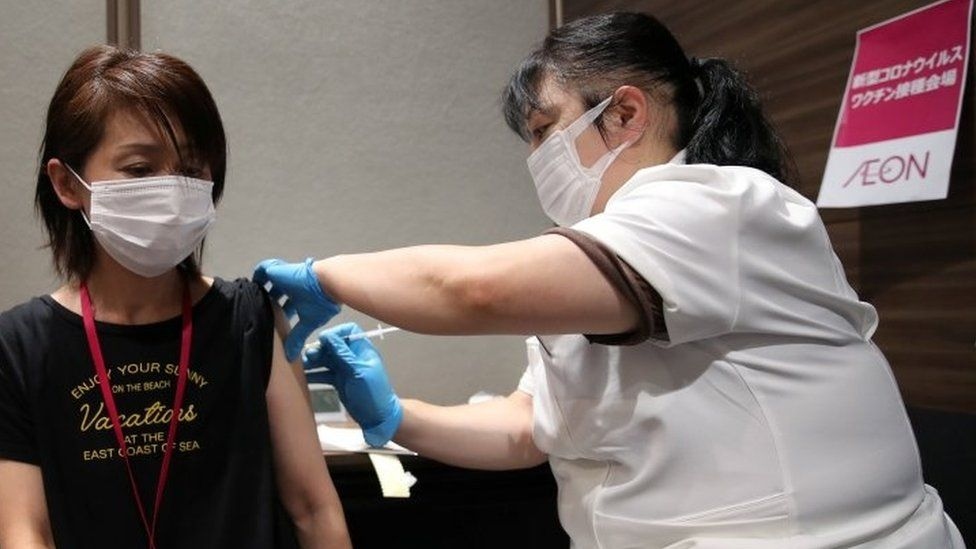 Bộ Y tế Nhật Bản sẽ chuyển vaccine thay thế sớm nhất có thể cho tất cả các điểm tiêm chủng. Ảnh: BBC
