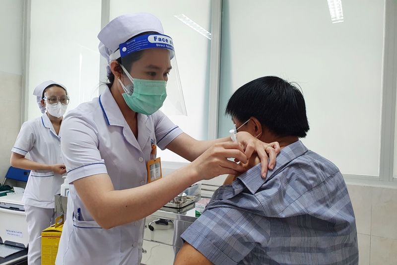 Yêu cầu xét nghiệm âm tính mới được đi tiêm vaccine là sai quy định