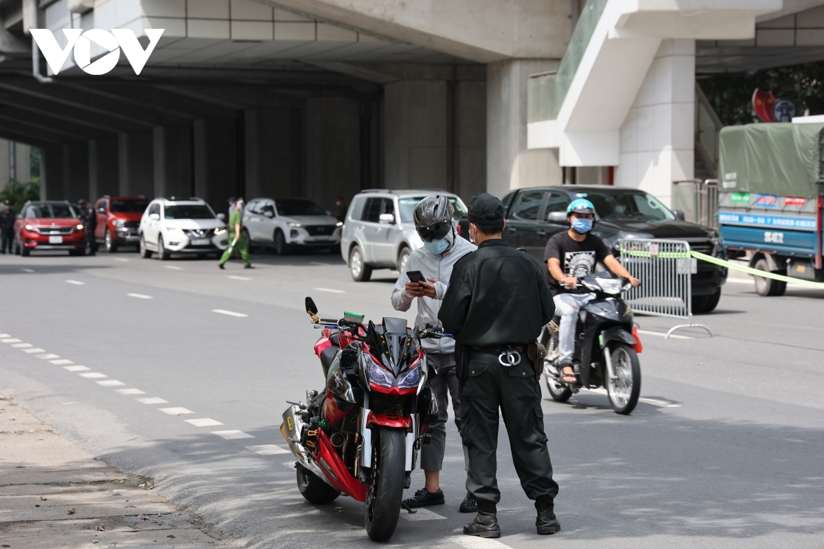 police forces deployed to intensify covid-19 prevention measures in hanoi picture 10