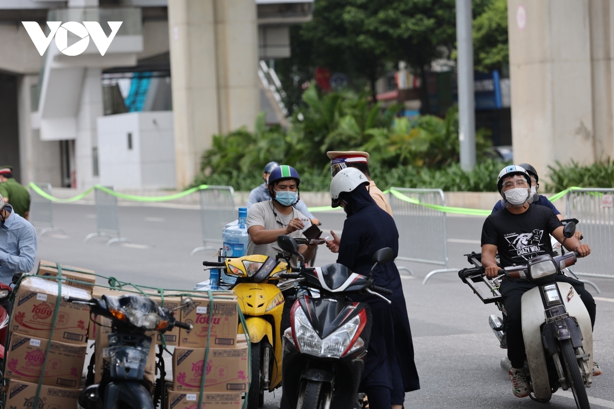 police forces deployed to intensify covid-19 prevention measures in hanoi picture 11