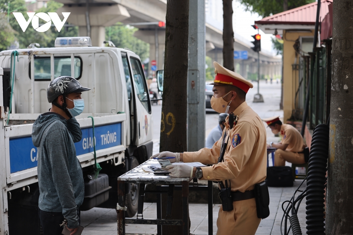 People who are outside without a valid reason are fined between VND1 million and VND3 million each at a checkpoint in Ha Dong district.