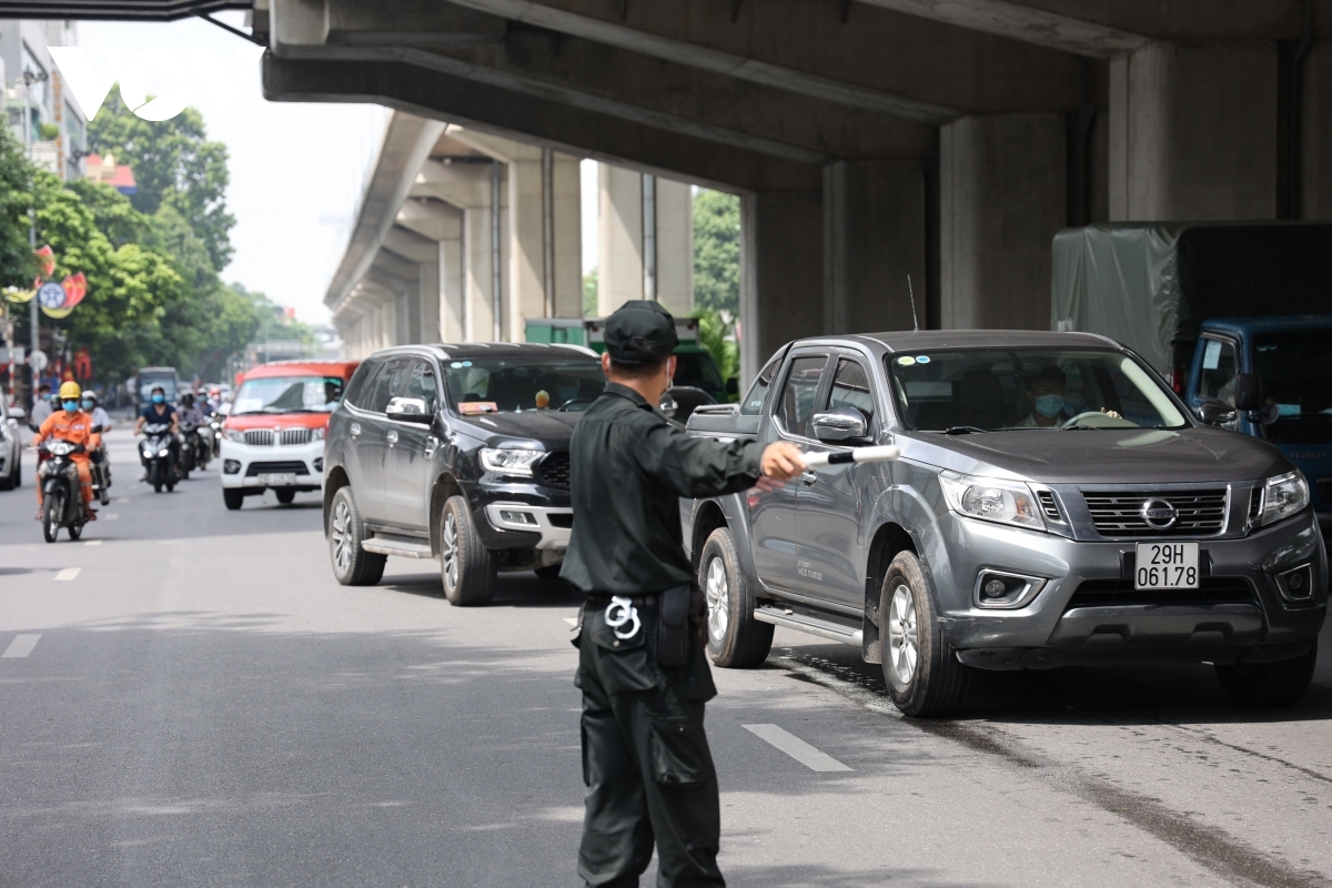 A special working group on duty at a checkpoint on Tran Phu street in Ha Dong district