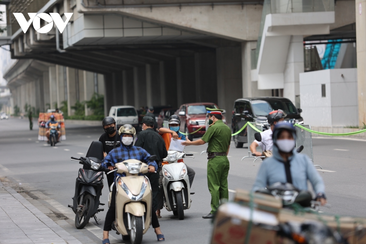 police forces deployed to intensify covid-19 prevention measures in hanoi picture 8