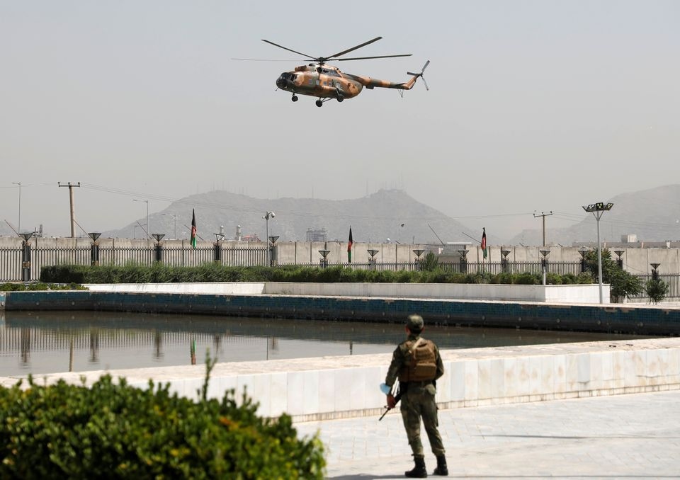 Trực thăng quân sự chở Tổng thống Ashraf Ghani chuẩn bị hạ cánh gần tòa nhà Quốc hội ở Kabul, Afghanistan ngày 2/8/2021. Ảnh: Reuters