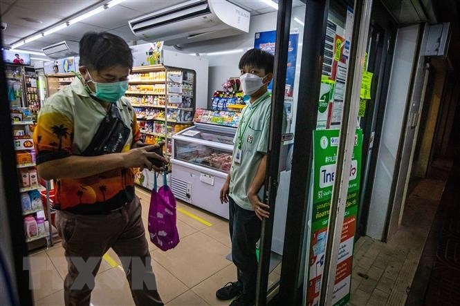 Cảnh vắng vẻ tại một cửa hàng tiện ích ở Bangkok, ngày 19/7/2021, trong bối cảnh dịch Covid-19 diễn biến phức tạp. (Ảnh: AFP/TTXVN)