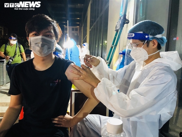 night covid-19 vaccination for hcm city residents picture 11