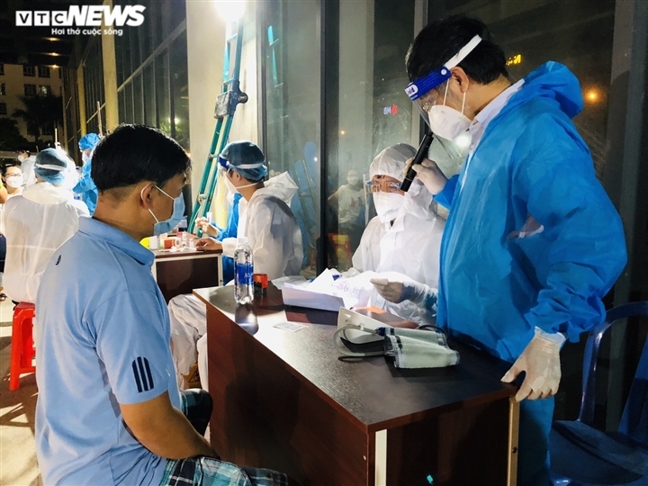 night covid-19 vaccination for hcm city residents picture 6