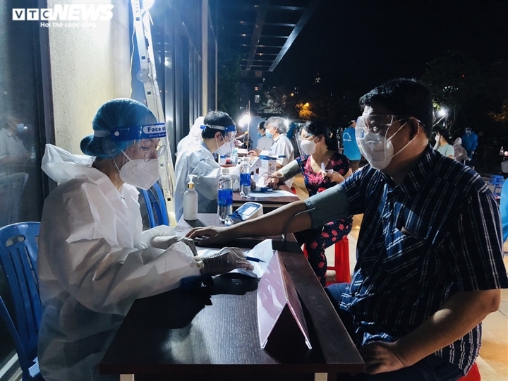 night covid-19 vaccination for hcm city residents picture 8