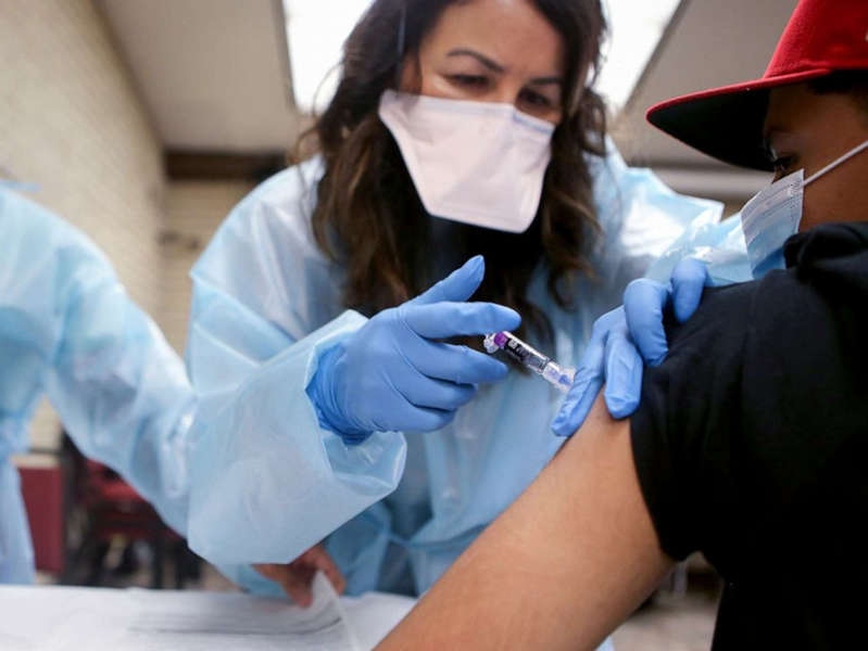 Một nam thanh niên tiêm vaccine cúm tại phòng thí nghiệm Lakewood, California, Mỹ ngày 14/10/2020 .Ảnh: Getty