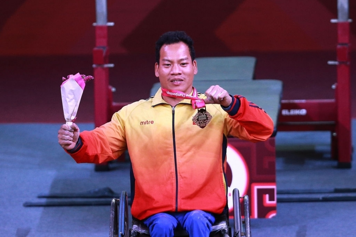 weightlifter le van cong wins silver at tokyo paralympics picture 1
