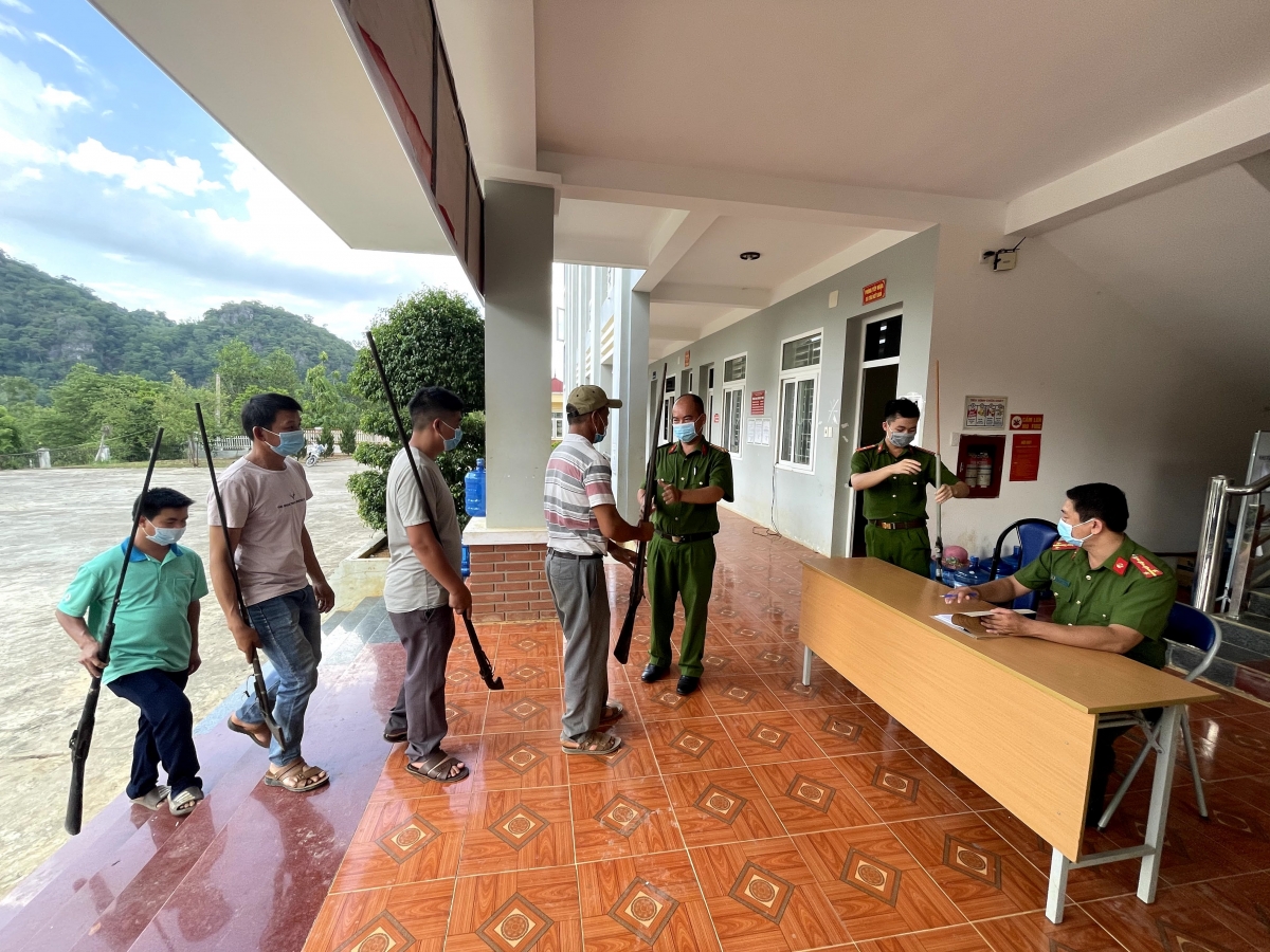 Lực lượng Công an và chính quyền vận động nhân dân thu hồi vũ khí vật liệu nổ.