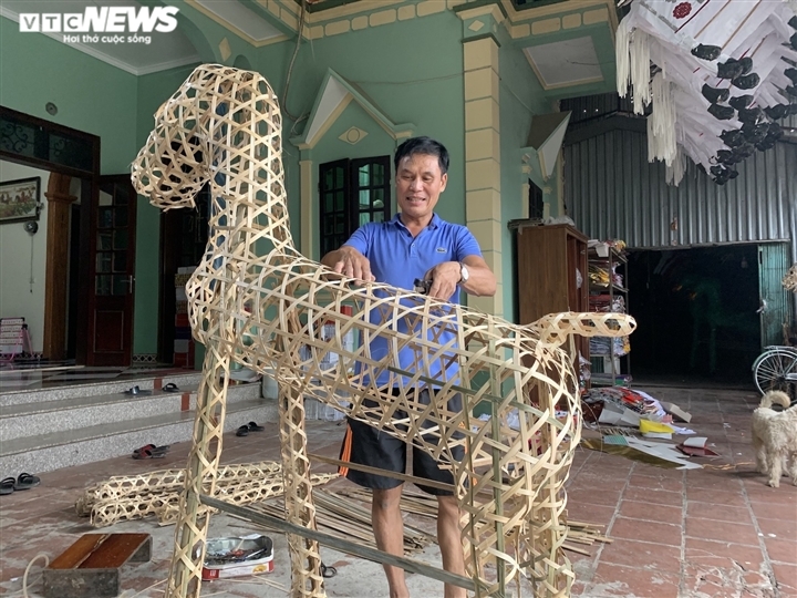 Tại nhà ông Phùng Thanh Hùng (66 tuổi), ông Hùng đang chau chuốt lại bộ khung của một con ngựa trước khi phủ giấy để hoàn thiện sản phẩm.