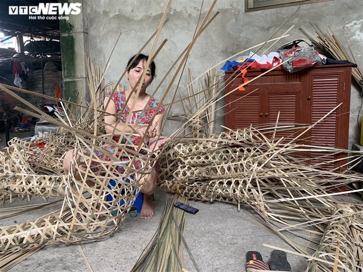 Vợ anh Cường vừa thoăn thoắt đôi bàn tay đan lát vừa nói: "Lúc không có dịch bệnh, công việc này cũng đem lại khoản thu nhập khoảng 100.000 đồng cho một người mỗi ngày. Tuy nhiên, bây giờ dịch bệnh không vận chuyển hàng được thì thu nhập bằng 0".