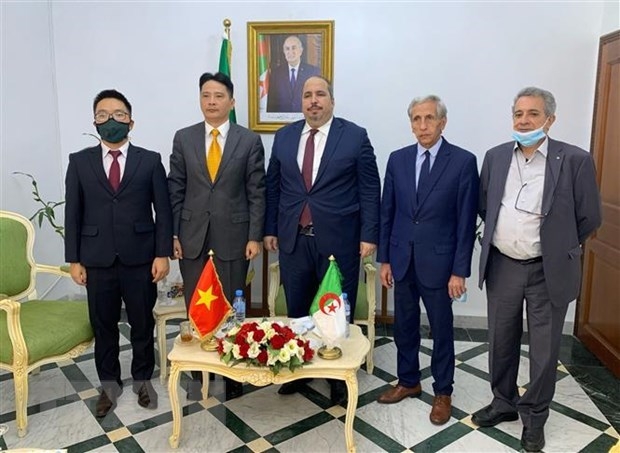 Vietnamese Ambassador to Algeria Nguyen Thanh Vinh (second from left) and Secretary General of Algeria’s National Liberation Front Abou El Fadl Baadji (C) pose for a photo (Photo: VNA)