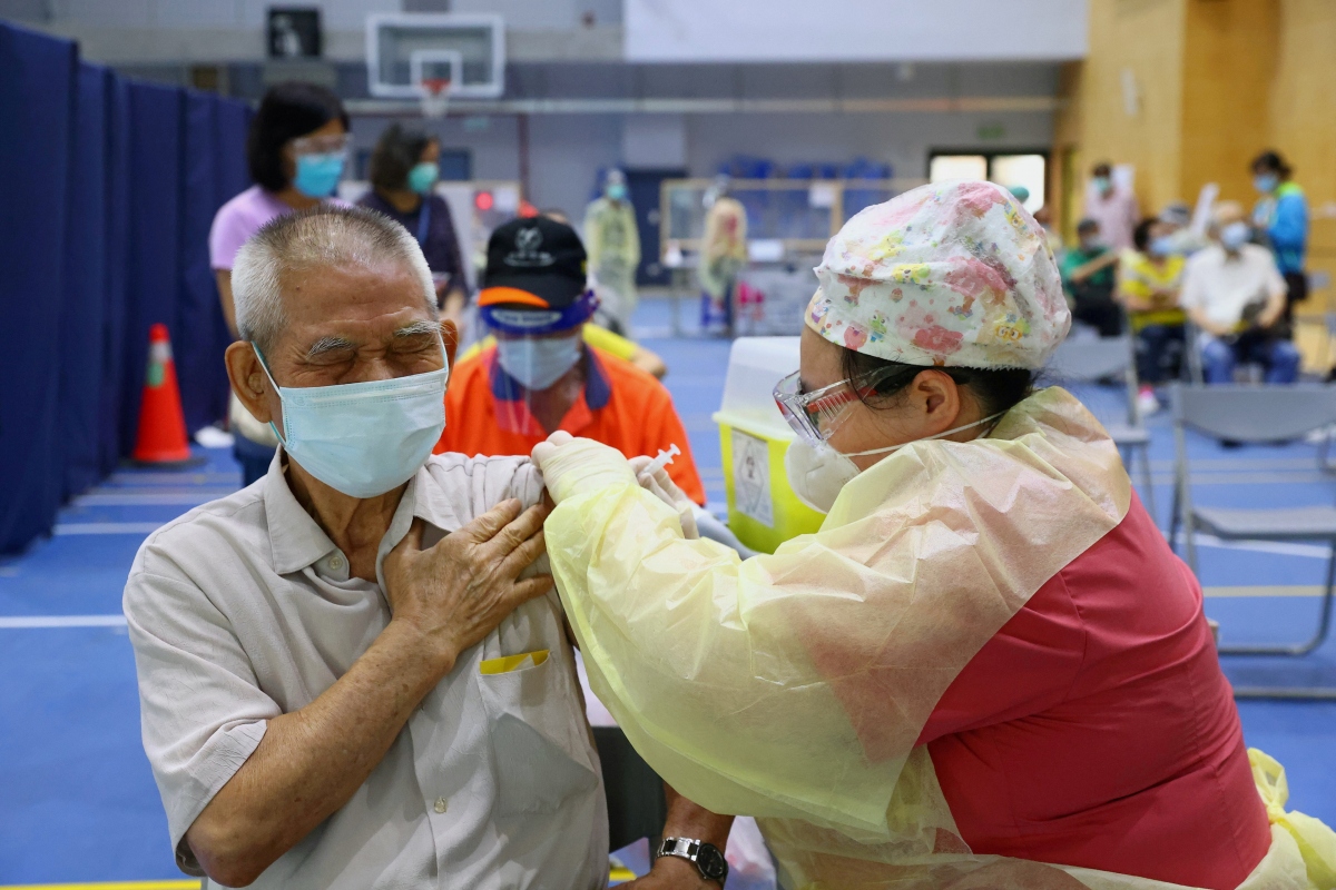 Người dân Đài Loan tiêm vaccine COVID-19. Ảnh: Reuters