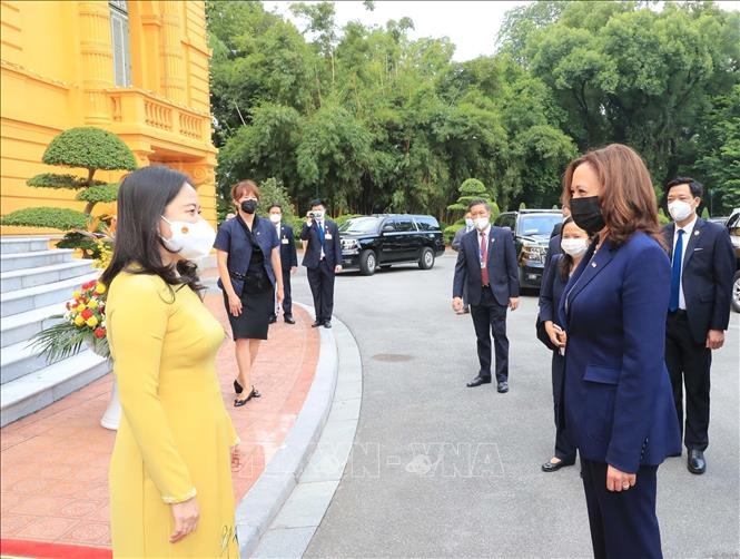 Phó Chủ tịch nước Võ Thị Ánh Xuân đón Phó Tổng thống Hoa Kỳ Kamala Harris. Ảnh: TTXVN