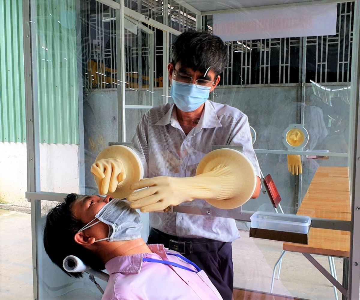 Chế tạo thành công buồng lấy mẫu xét nghiệm COVID-19 di động