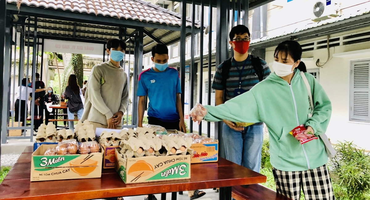 “Ở đâu sinh viên khó, ở đó có thầy cô”