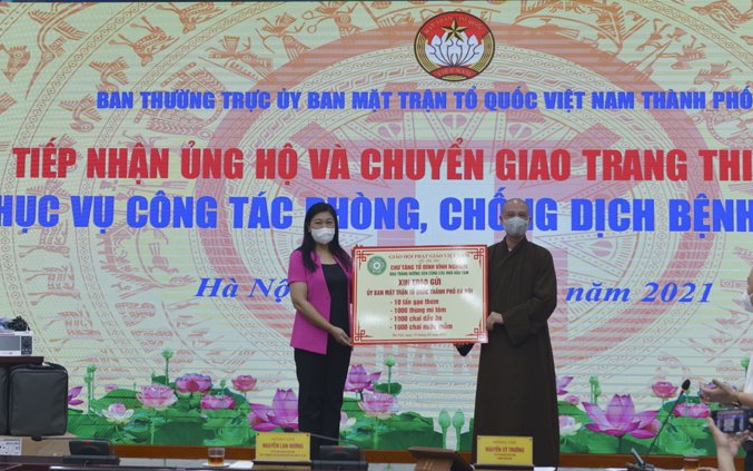 Chủ tịch Ủy ban MTTQ Việt Nam Thành phố tiếp nhận ủng hộ của các đơn vị 