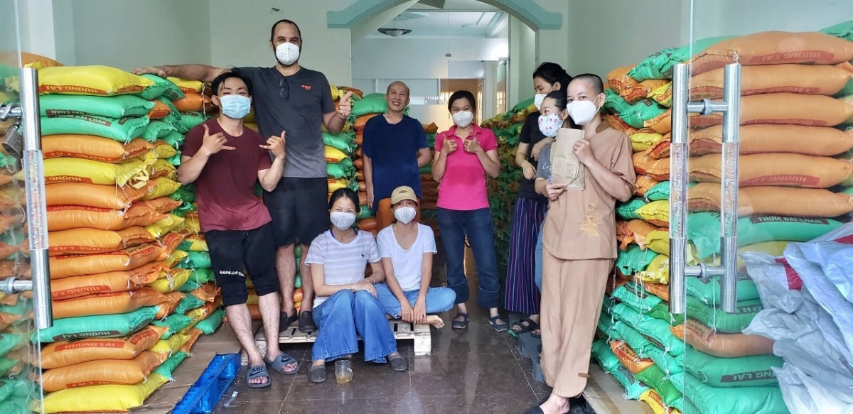 foreigners and vietnamese join hands to help the poor picture 1