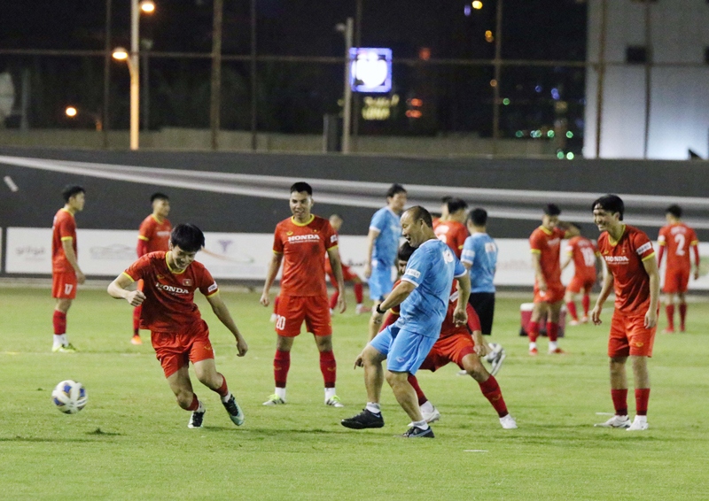 ĐT Việt Nam giảm khối lượng tập luyện, HLV Park Hang Seo chơi bóng ma cùng các cầu thủ - Ảnh 2.