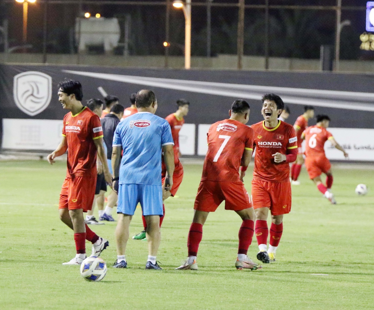 ĐT Việt Nam giảm khối lượng tập luyện, HLV Park Hang Seo chơi bóng ma cùng các cầu thủ - Ảnh 5.