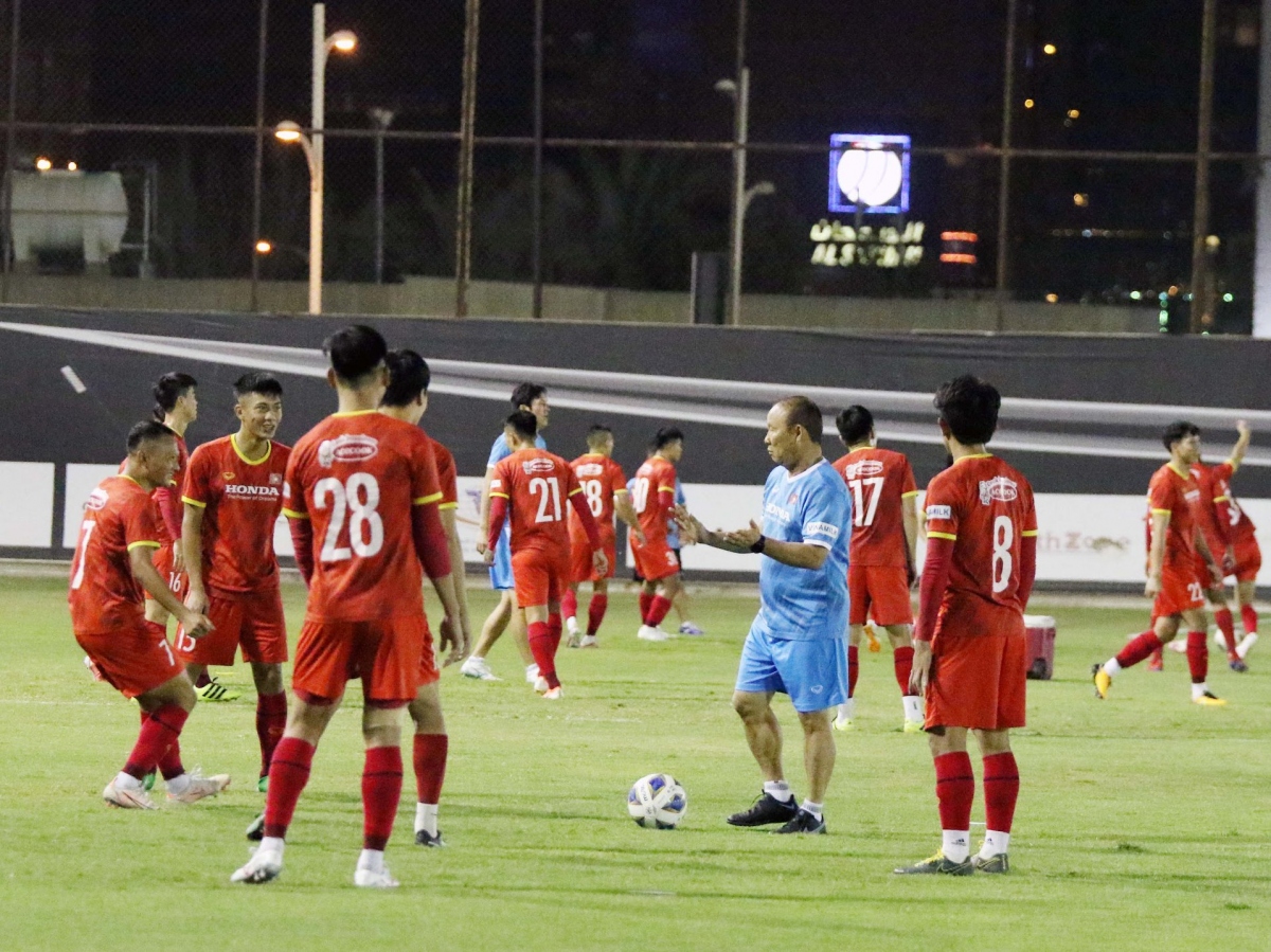 ĐT Việt Nam giảm khối lượng tập luyện, HLV Park Hang Seo chơi bóng ma cùng các cầu thủ - Ảnh 6.