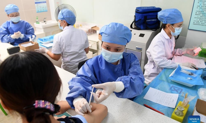 Hơn 1 tỷ người Trung Quốc đã được tiêm đủ liều vaccine Covid-19. (Ảnh: Tân Hoa xã)