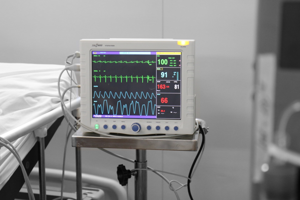 Tiếng tít tít máy thở - âm thanh đặc trưng cho sự sống của bệnh nhân.
