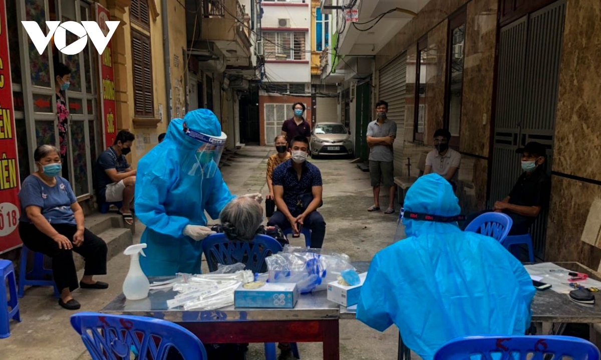 first hanoi residents receive china s vero cell vaccine shot picture 11
