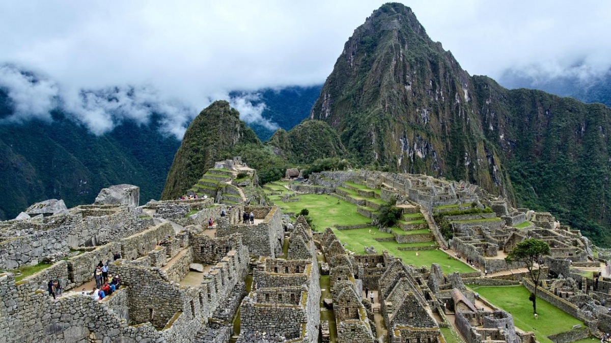 Machu Picchu (Peru) nằm ở độ cao 2.430 m so với mực nước biển, trên sườn phía đông của dãy Andes. Với vị trí thượng lưu sông Amazon, khu thành cổ được bao quanh bởi sự đa dạng các loài thực vật và động vật hoang dã. Machu Picchu cách thành phố gần nhất là Cusco gần 4 giờ di chuyển. Với rất nhiều điểm tham quan tự nhiên và lịch sử, có quá đủ trải nghiệm để du khách luôn bận rộn.