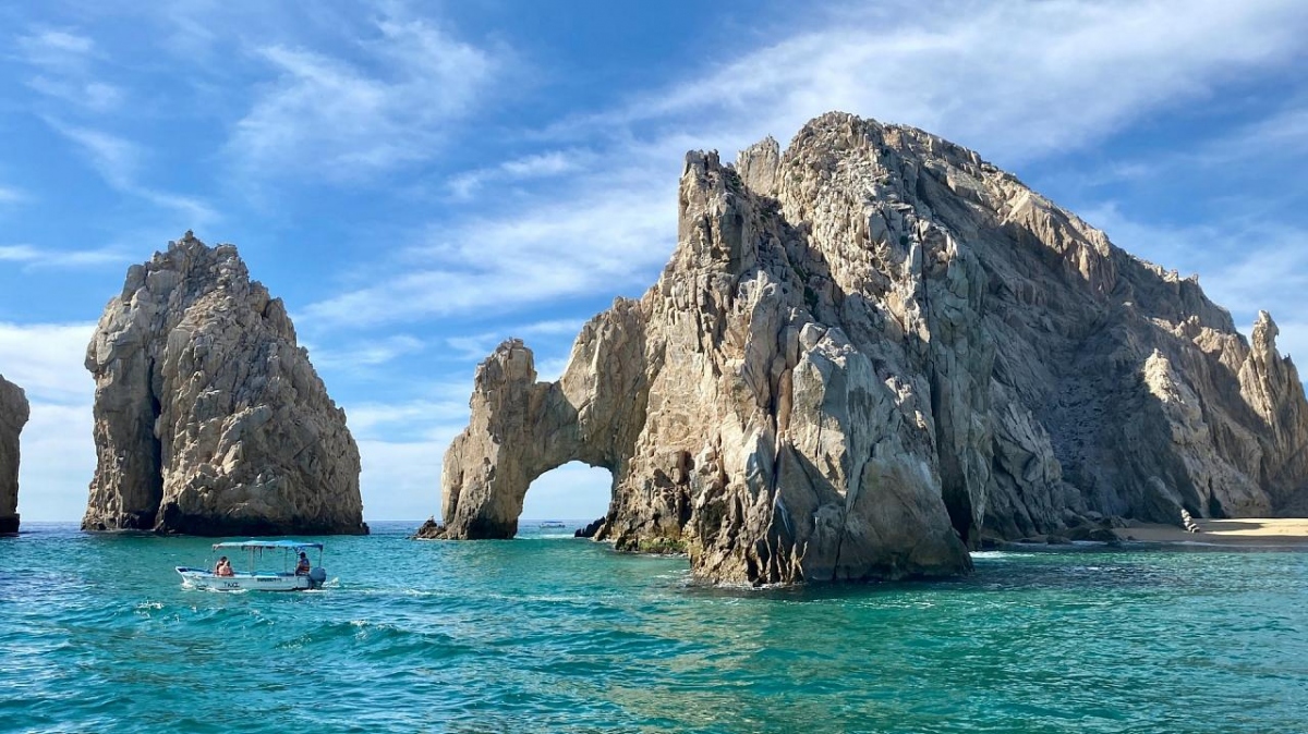 Cabo San Lucas (Mexico) là điểm đến lý tưởng để du khách rời xa mạng xã hội. Điểm cực nam của bán đảo Baja California có những phong cảnh ven biển tuyệt đẹp, đồng thời cách xa các đô thị khoảng 1 giờ di chuyển. Du khách đến đây thường đi thuyền ra Thái Bình Dương ngắm cá voi lưng gù và cá heo trong môi trường sống tự nhiên. Bạn cũng có thể đạp xe leo núi, lặn với ống thở và lặn với bình dưỡng khí nếu là người yêu thích thể thao.