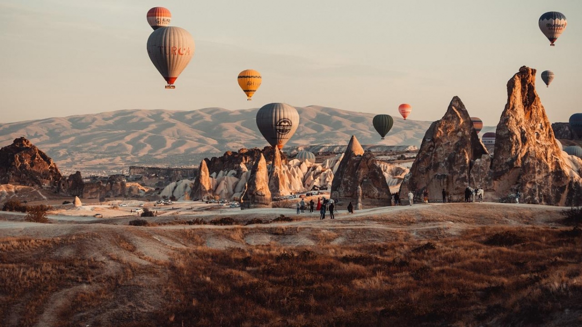 Cappadocia ở miền trung Thổ Nhĩ Kỳ nổi tiếng với khung cảnh đẹp như cổ tích, thành phố dưới lòng đất và các giá trị địa chất độc đáo. Mỗi sáng, hàng trăm khinh khí cầu cất cánh vào lúc bình minh, cho du khách cơ hội chiêm ngưỡng thung lũng này từ trên cao.