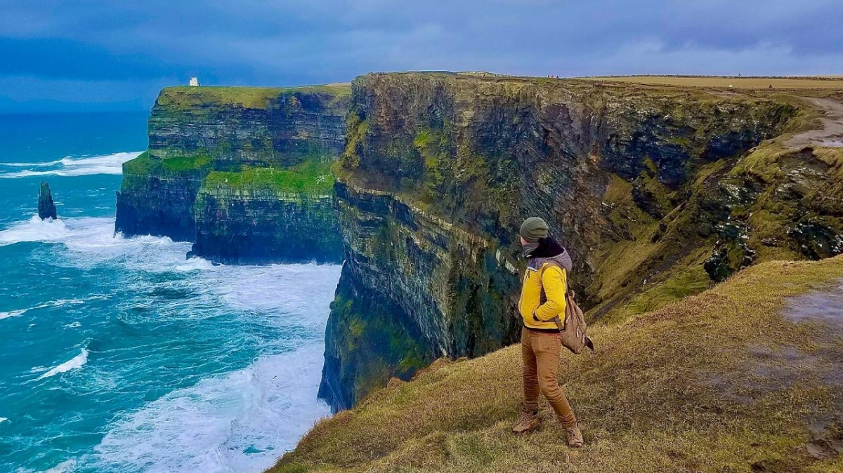 Khung cảnh ngoạn mục của Đại Tây Dương và quần đảo Aran khiến vách đá Moher trở thành một trong những điểm du lịch yêu thích của Ireland. Vẻ đẹp tự nhiên của địa điểm này từ lâu đã trở thành nguồn cảm hứng cho các nhạc sĩ và nhà thơ. Đây cũng là một điểm đến tốt để 